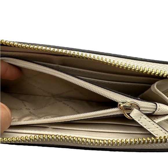 MICHAEL KORS Off White Wallet - Picture 6 of 9